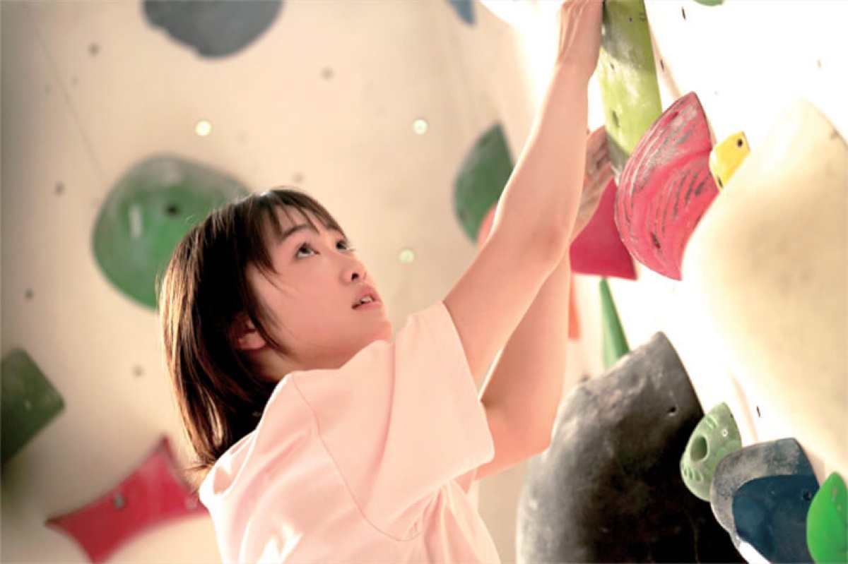 のぼる小寺さん 壁を登る小寺さん