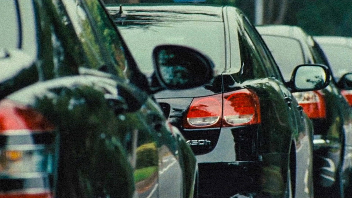 アウトレイジ 黒塗りの車の列