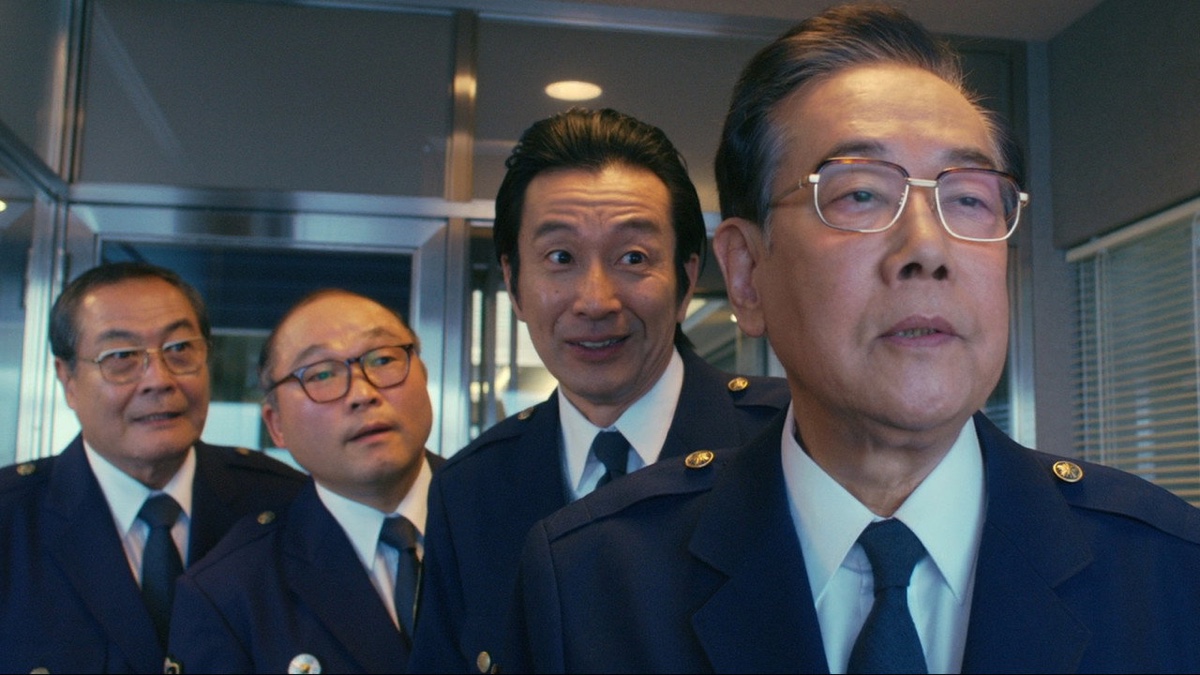 踊る大捜査線3 引っ越し対策本部の貼り紙の前に集まる湾岸署の署長たち