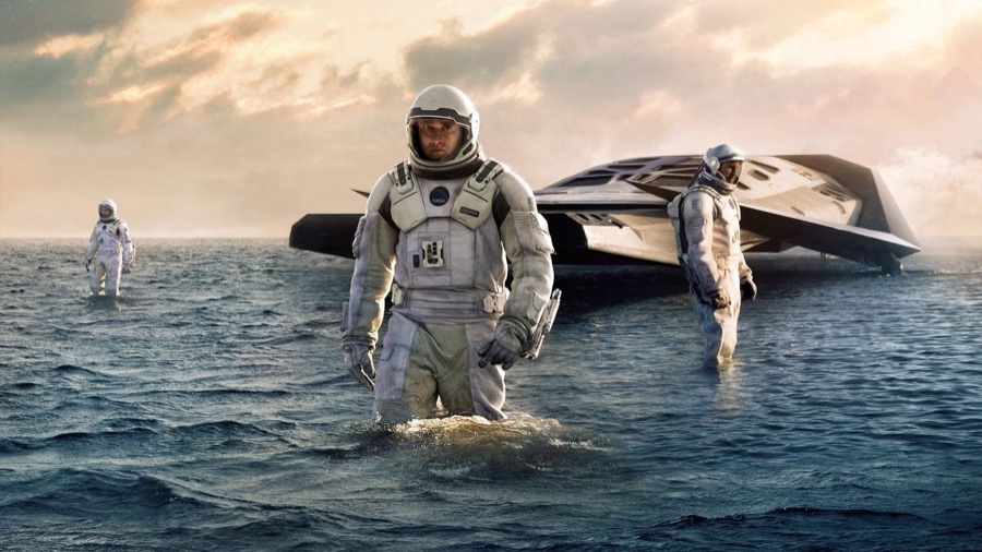 インターステラー 水の惑星の浅い海に降り立つクーパーたち