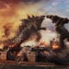 映画『ゴジラvsコング』の場面（空母の上で組み合うゴジラとコング）