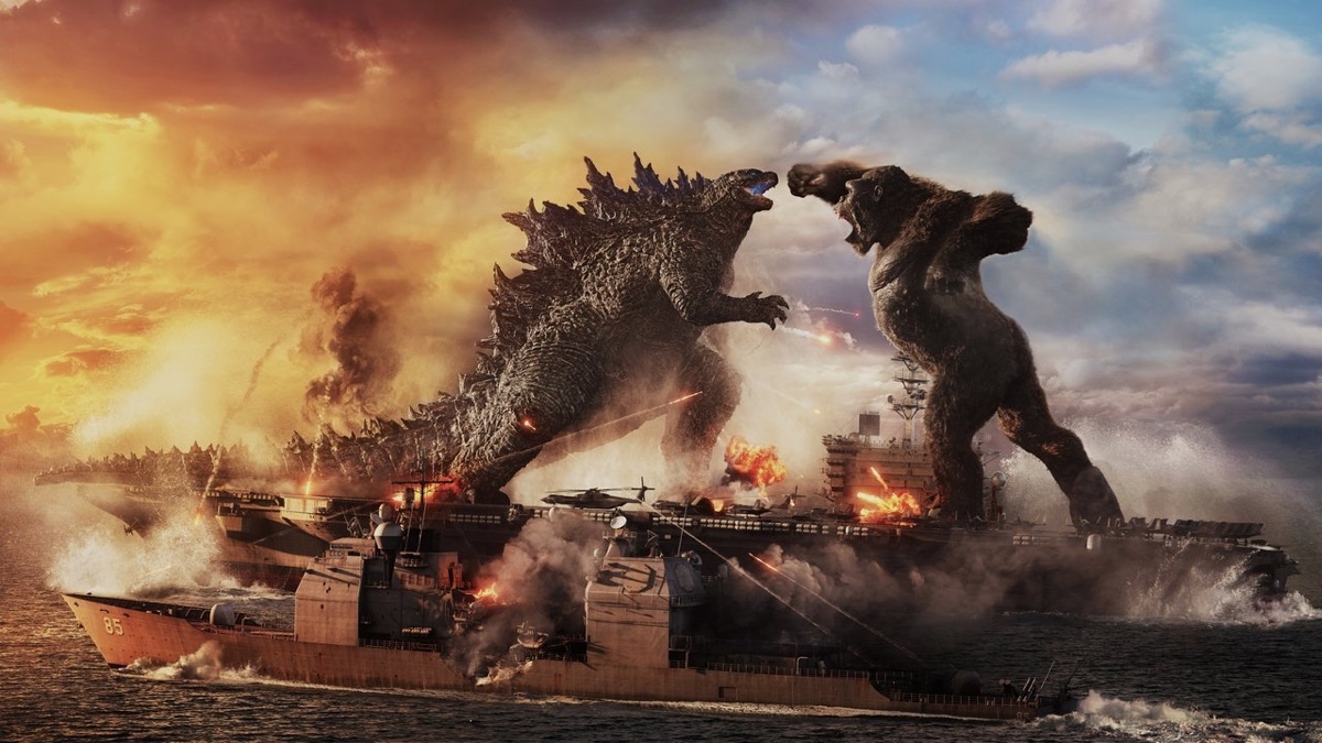 映画『ゴジラvsコング』の場面(空母の上で組み合うゴジラとコング)
