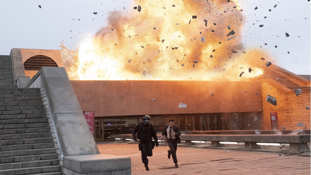 TENET テネット 終盤の作戦で爆発の中を走る部隊